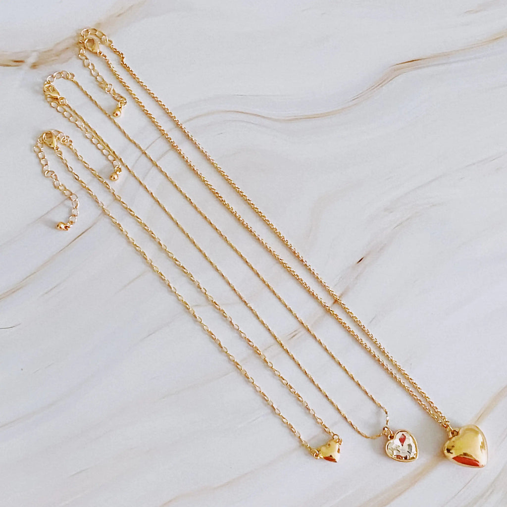 Ensemble de trois colliers avec pendentifs en forme de cœur