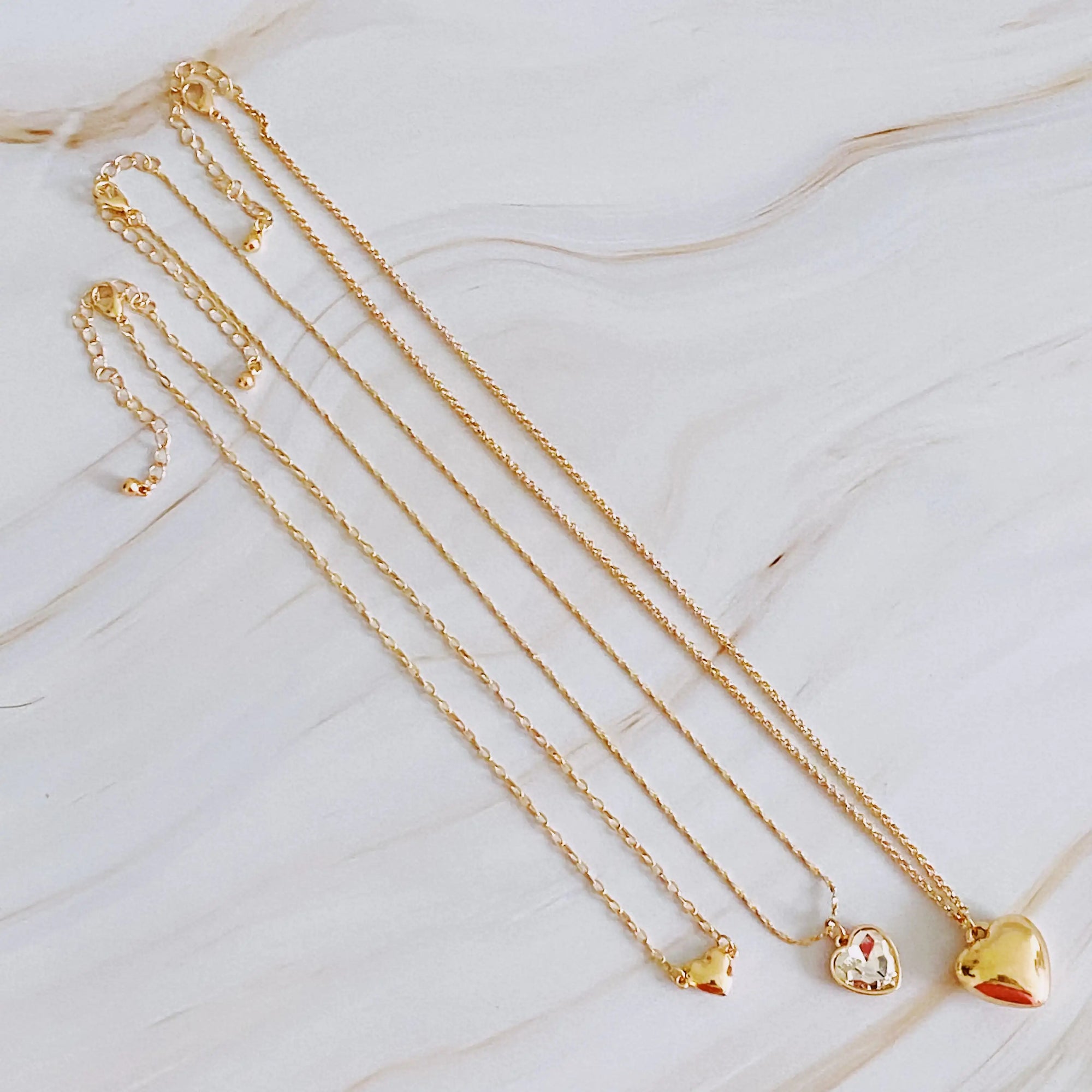 Ensemble de trois colliers avec pendentifs en forme de cœur