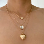 Ensemble de trois colliers avec pendentifs en forme de cœur