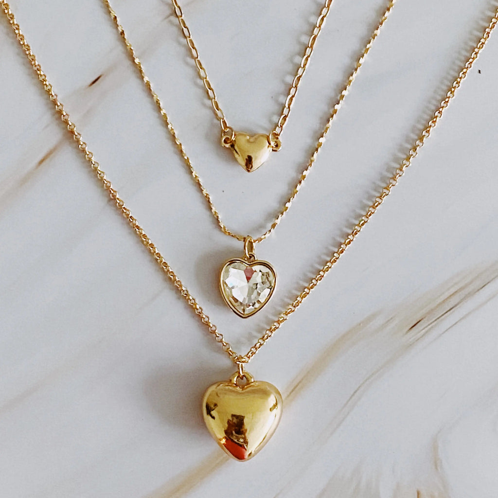 Ensemble de trois colliers avec pendentifs en forme de cœur