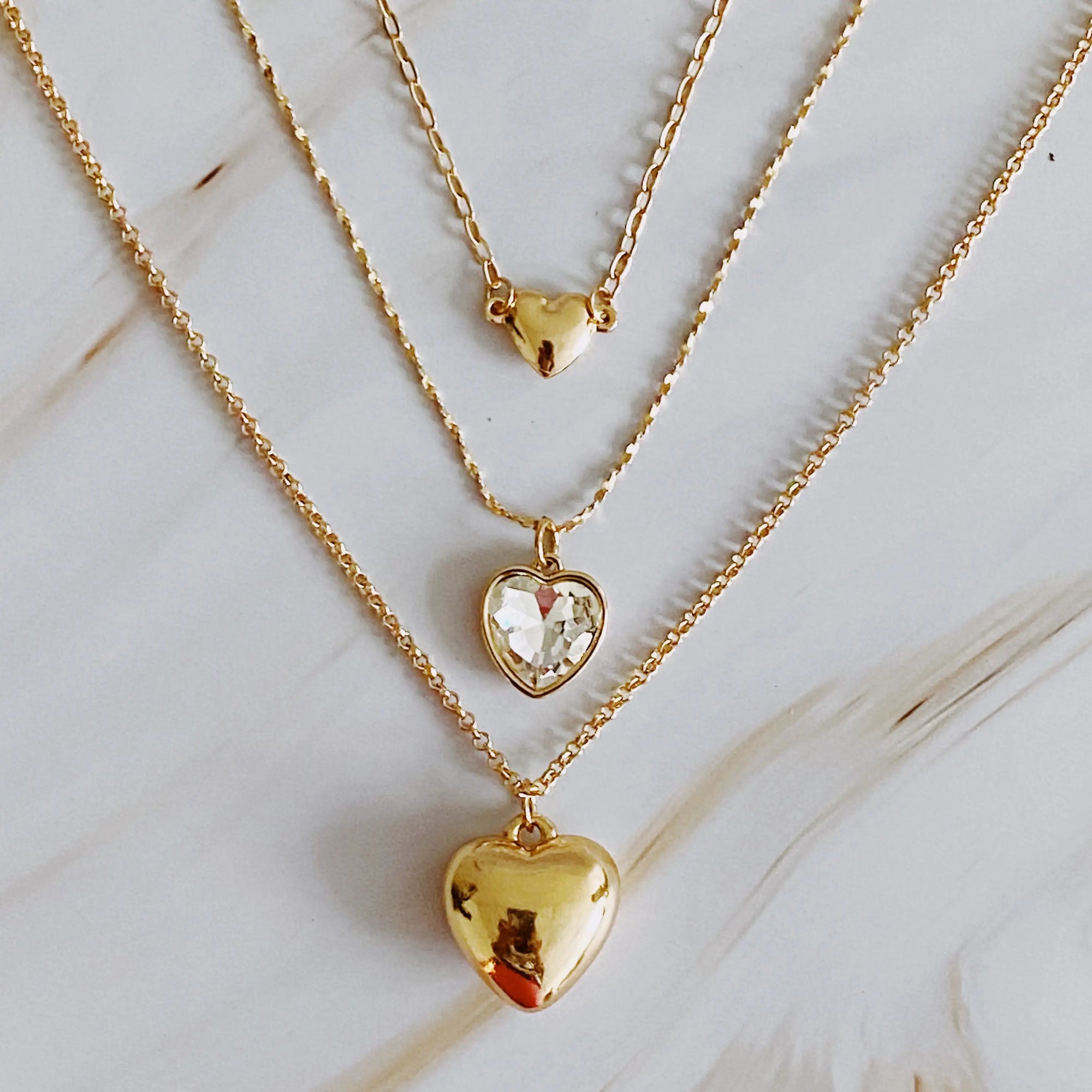 Ensemble de trois colliers avec pendentifs en forme de cœur