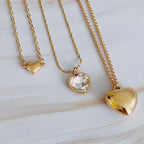 Ensemble de trois colliers avec pendentifs en forme de cœur