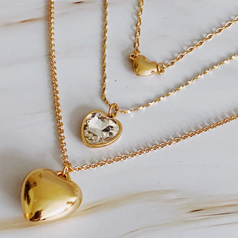 Ensemble de trois colliers avec pendentifs en forme de cœur